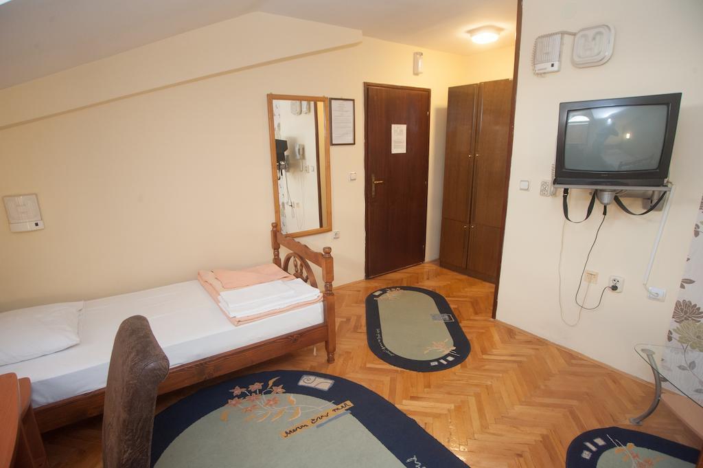 Hotel Extra Lion Md Nis Bagian luar foto